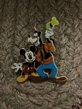 Disney Mickey & Goofy Enamel Pin - Best Friends 2006